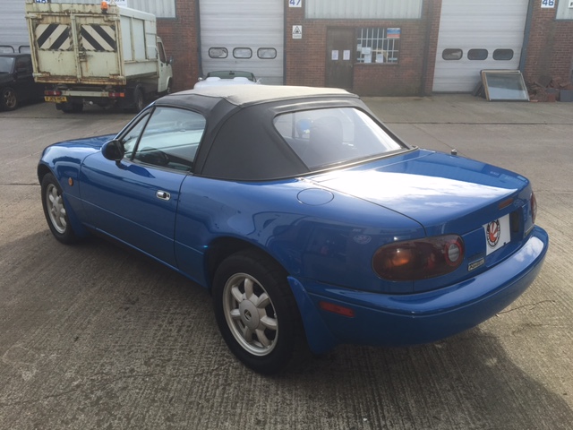 Vinyl roof with plastic zip out rear window - Mk1/2/2.5 - Image 4